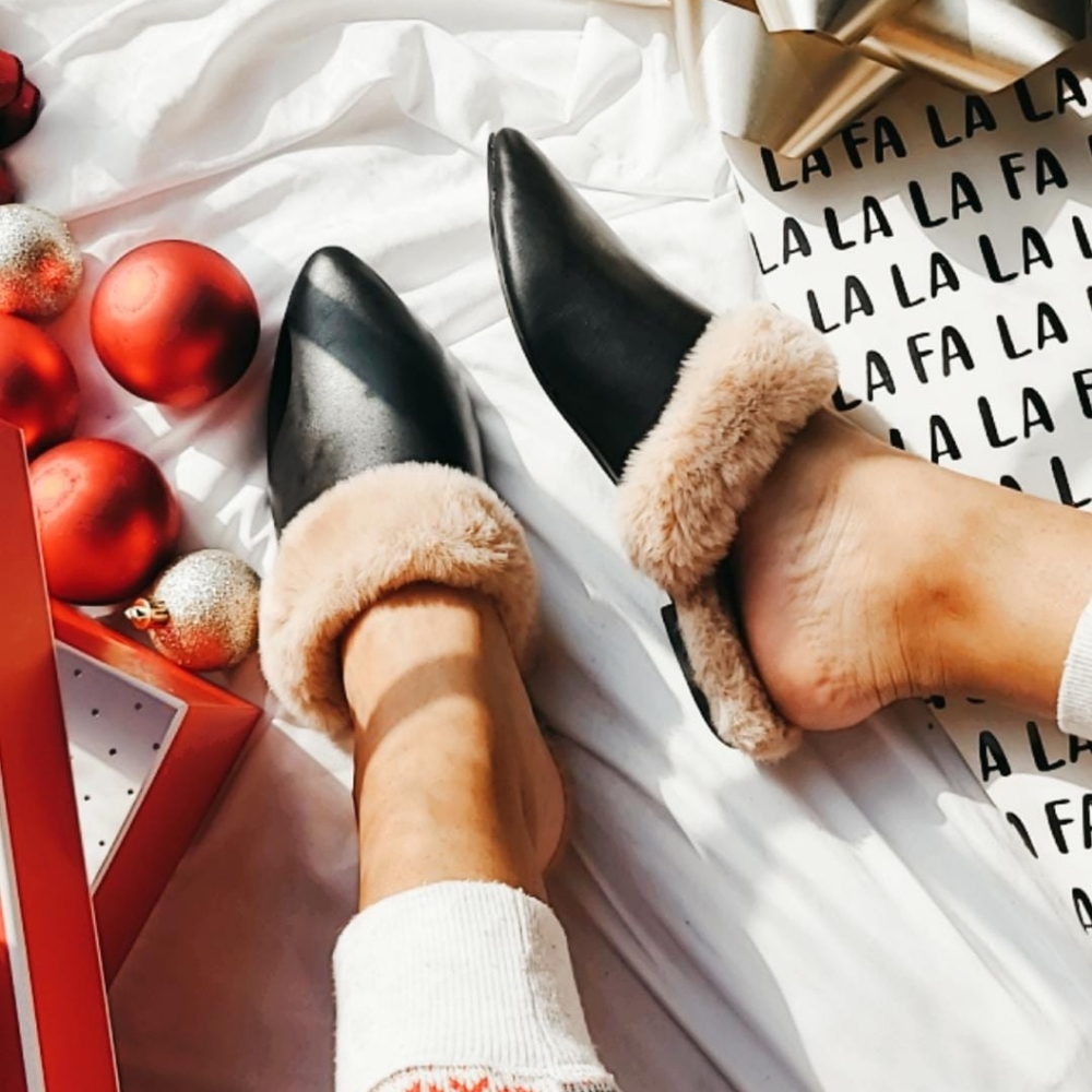 🚨HOLIDAY COLLECTION 🌲💫/Black fur flats - Picture 4 of 8